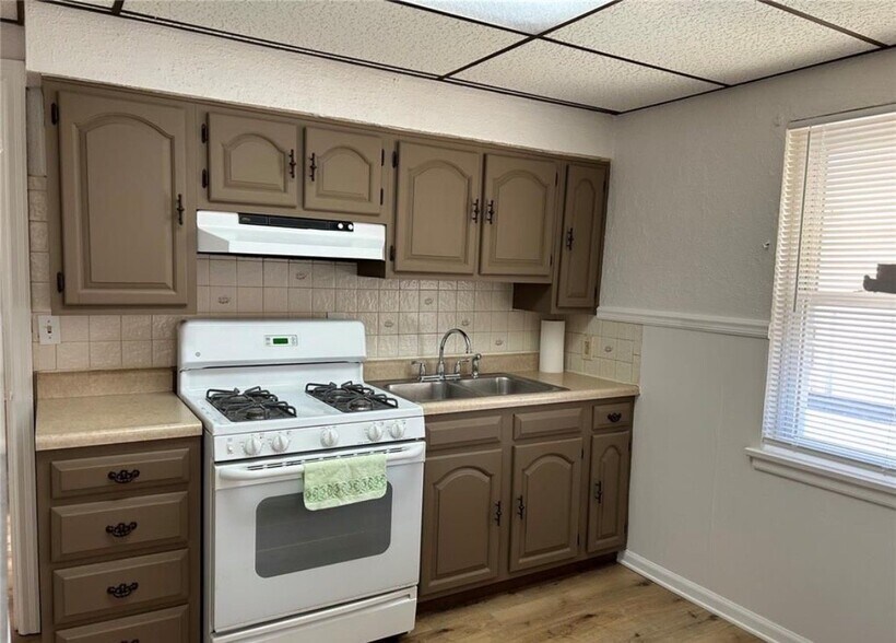 Building Photo - 9448 Harold Dr