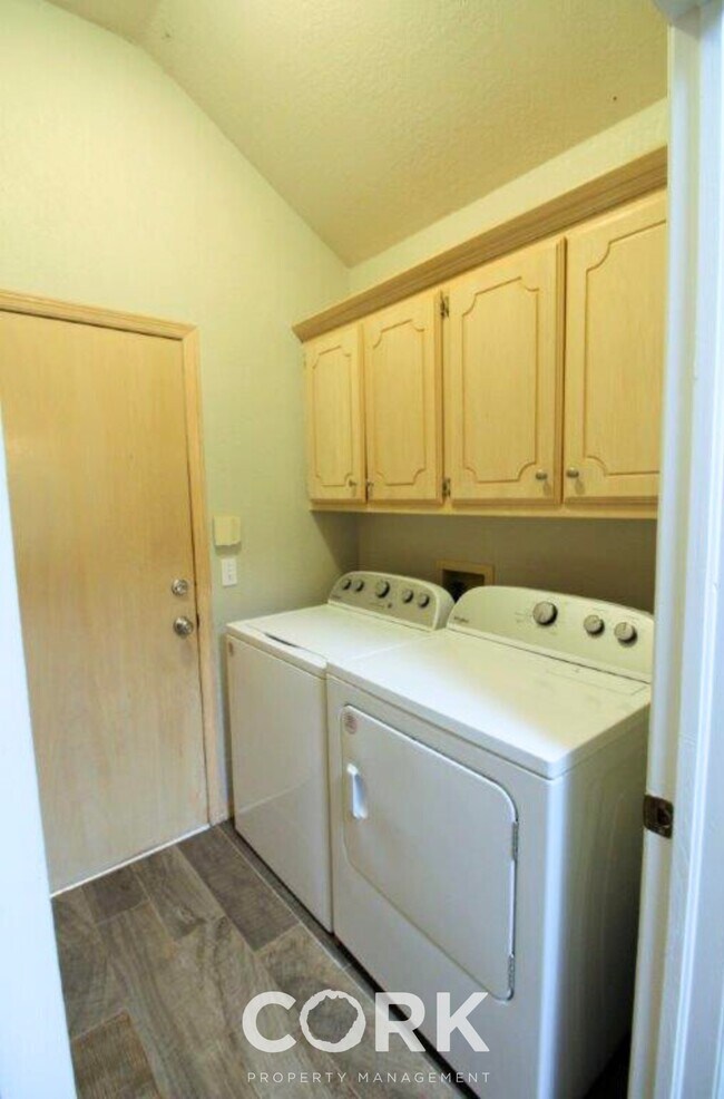 Building Photo - 927 Castle Rd