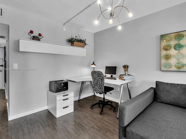 Building Photo - 3375 N Country Club Dr