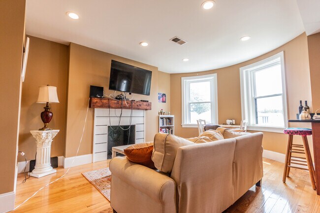 Building Photo - 26 Linden St