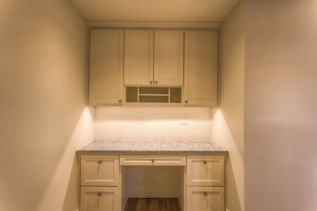 Building Photo - Fantastic Remodel in a Perfect Location!