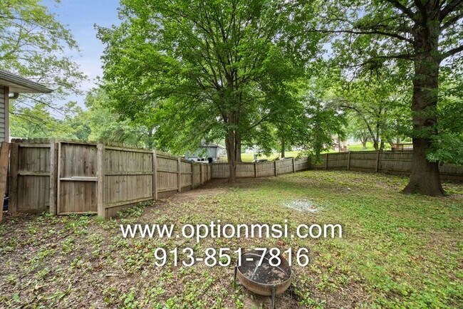 Building Photo - Very Spacious and ready for immediate move-in!!