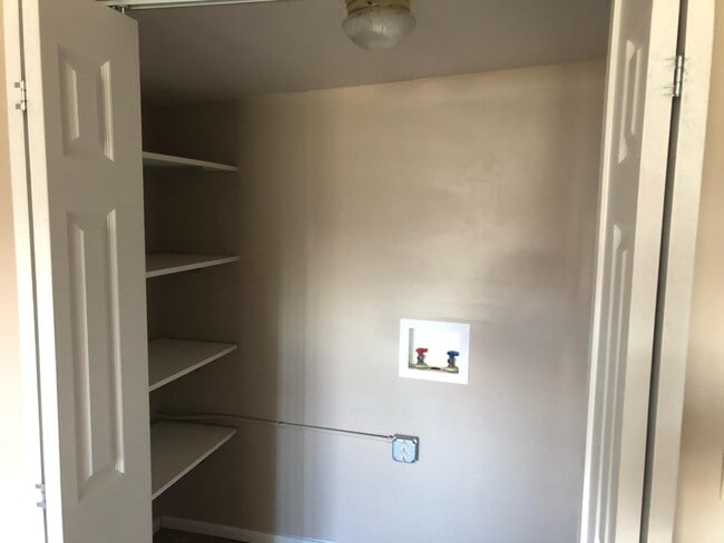 Building Photo - 9542 Lindsey Dr