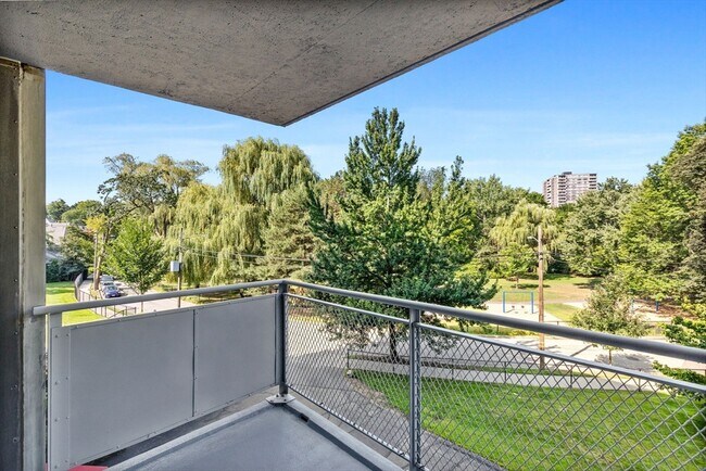 Building Photo - 80 Park St