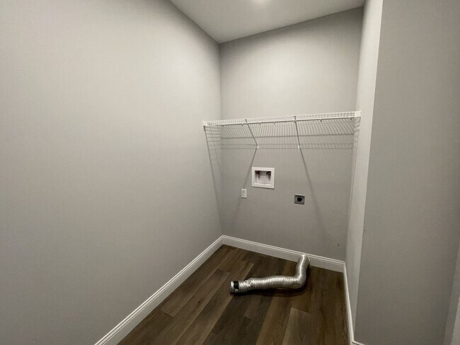 Building Photo - Beautiful 3 Bed / 2 Bath Home with 3-Car Garage!