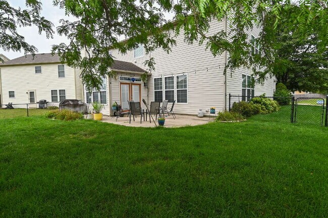 Building Photo - Spacious 4-Bedroom Haven with 2.5 Baths and Nearly 3,000 Sq Ft of Comfort in Indianapolis!