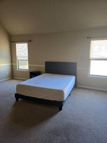 Building Photo - 2797 Huntcliffe Dr