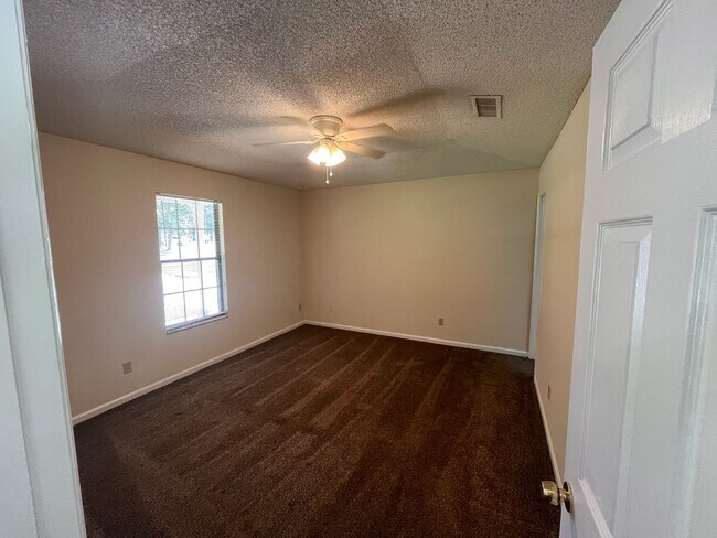 Building Photo - 3 Bedroom 2 Bath house with Garage Near Fl...