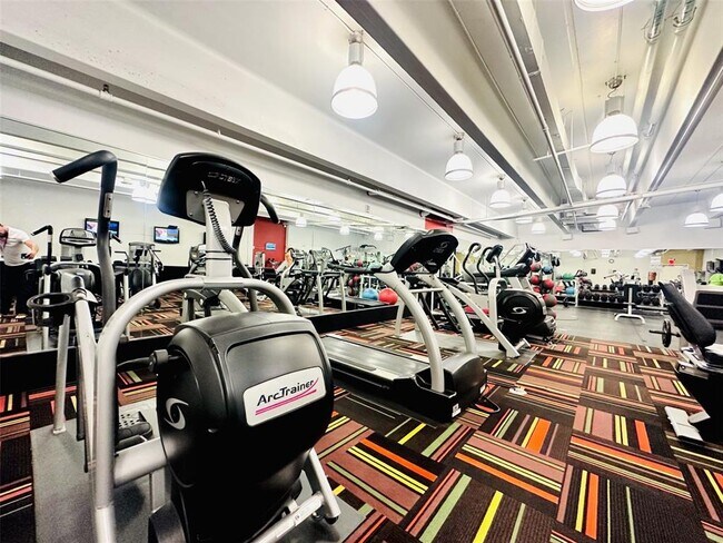 Building Photo - 101 S Eola Dr