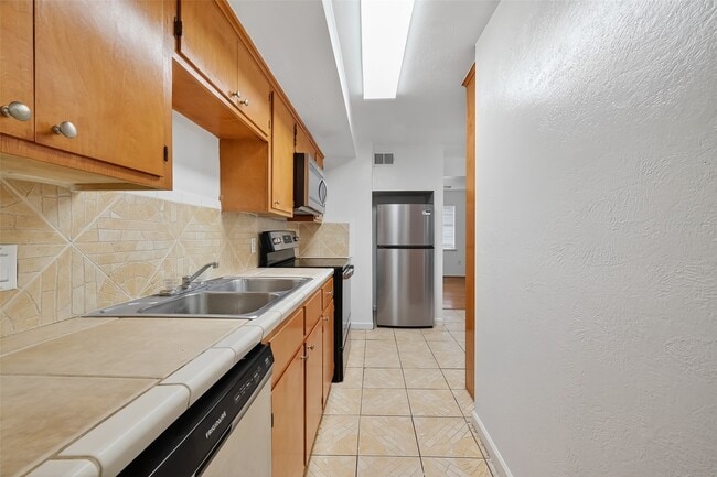 Building Photo - 115 Aurora St