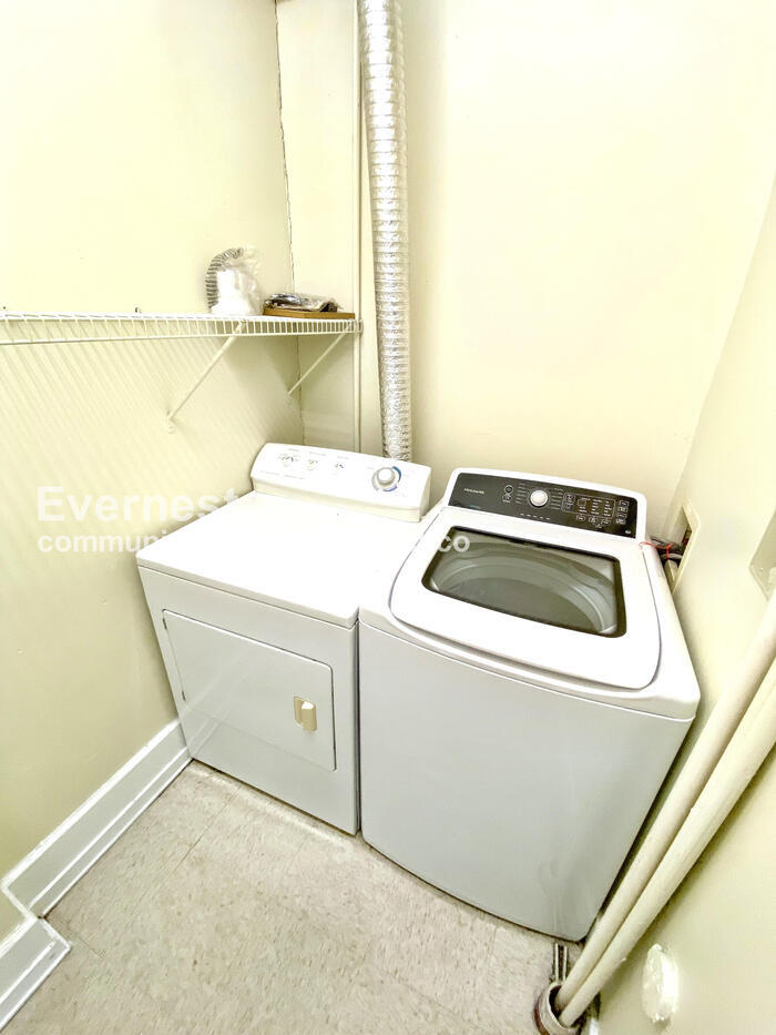 Building Photo - 525 E Grace St