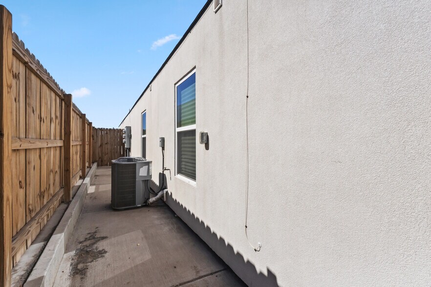 Building Photo - 1400 Hibiscus Ave