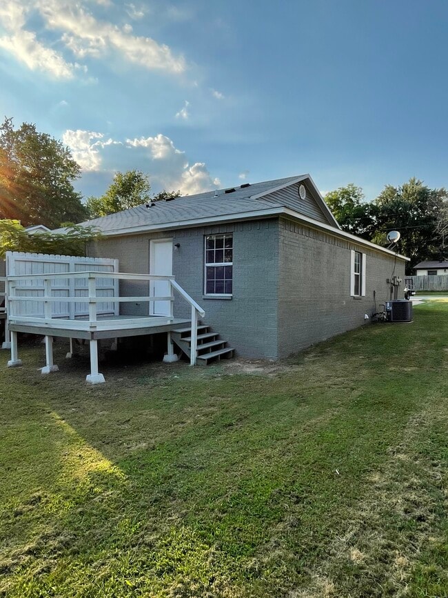 Building Photo - 207 W Parks St