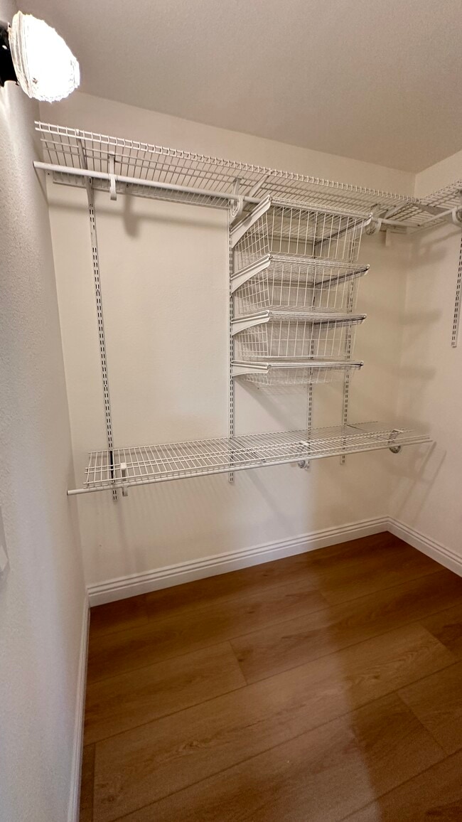 Building Photo - 1472 Camelot Dr