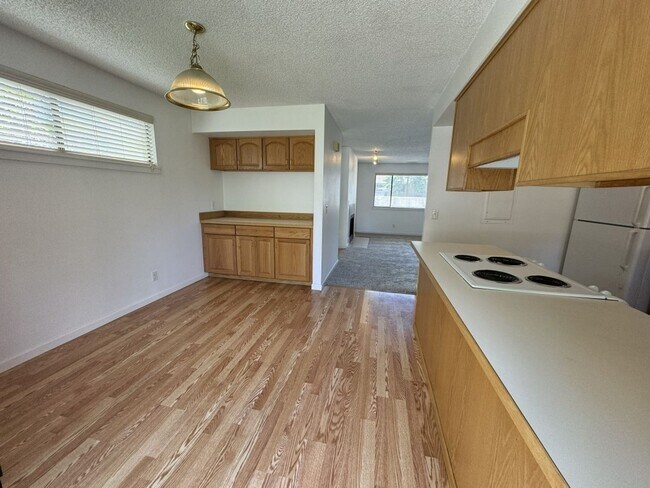 Building Photo - 2Bd/1Ba Kirkland Condo