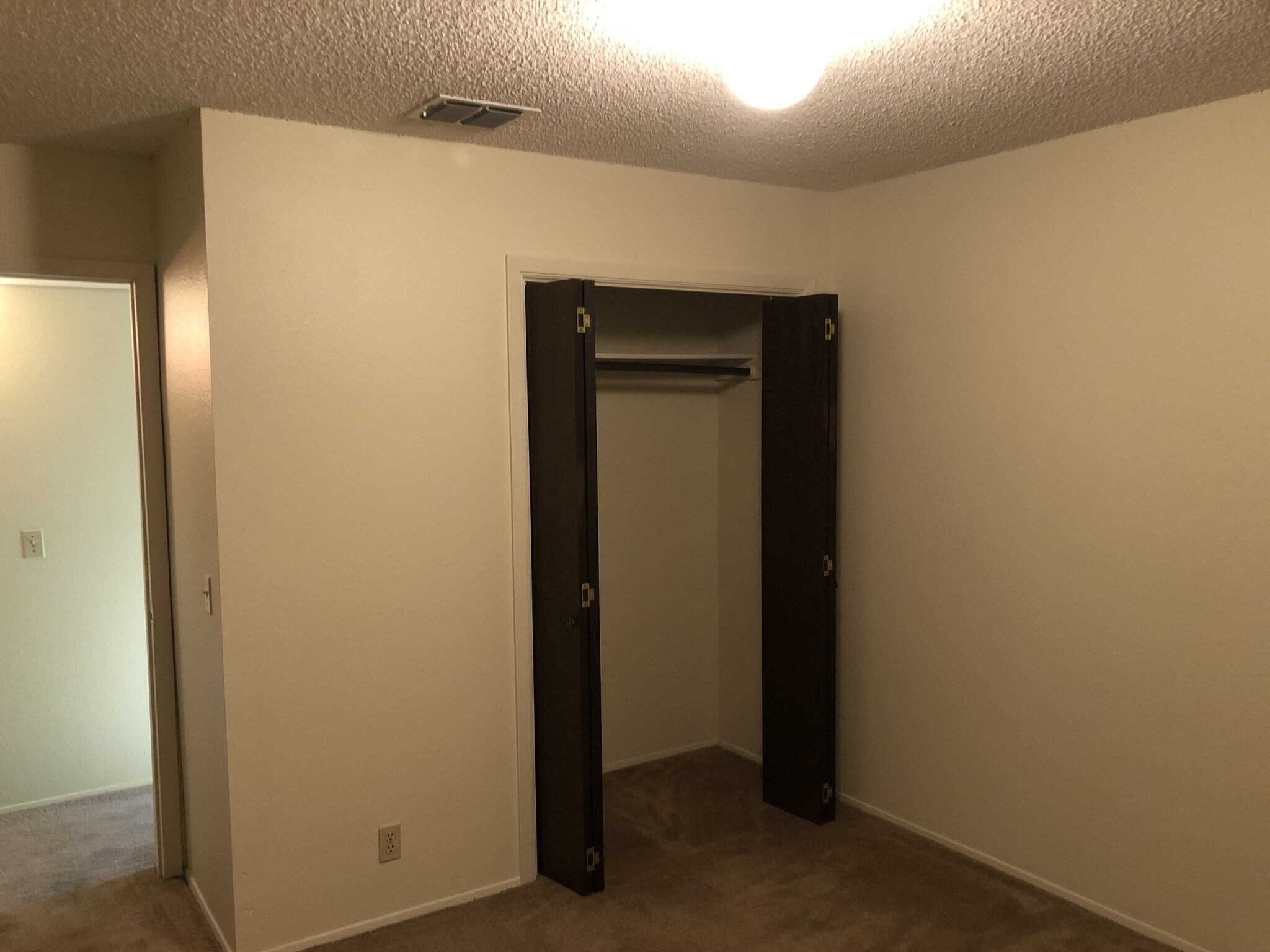 Building Photo - 914 W Meadowmere Ln