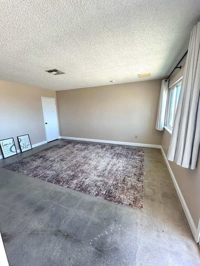 Building Photo - NEWLY RENOVATED 2 BEDROOM 1 BATHROOM HOME