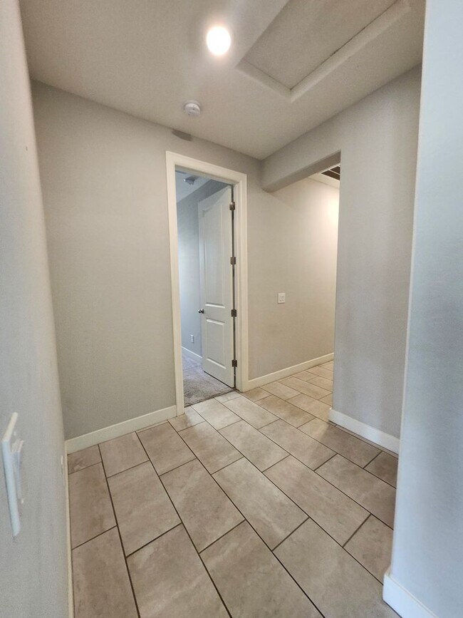 Building Photo - Single Family Home-  5 bedrooms 3 Baths