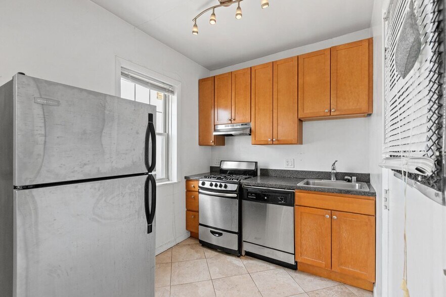 Building Photo - 4505 N Greenview Ave
