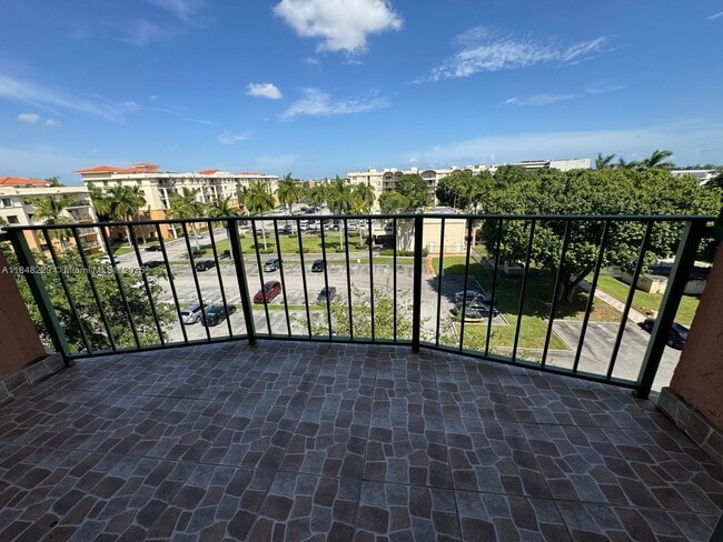 Building Photo - 9350 Fontainebleau Blvd