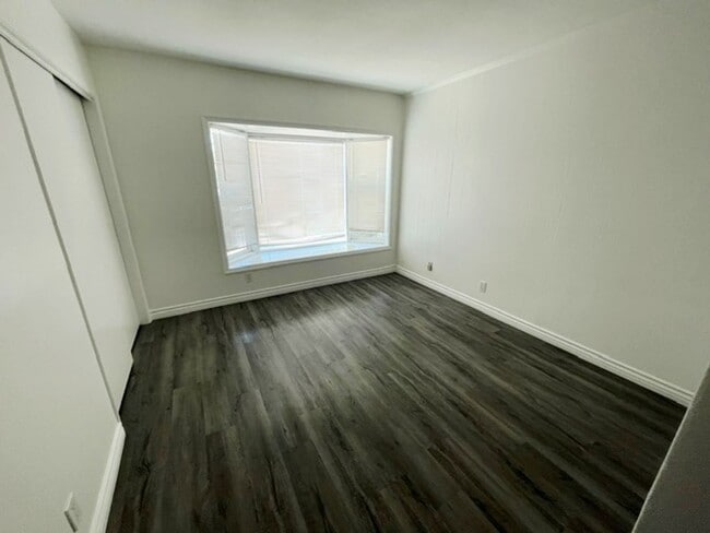 Building Photo - Single Level 4 Bedroom 2 Bath Home in Seal...