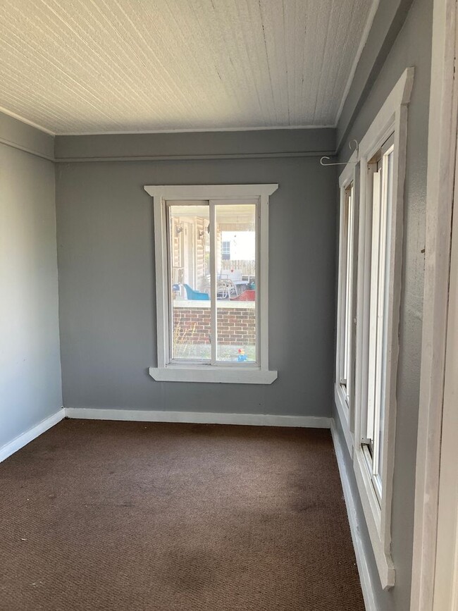 Building Photo - Nice 2 bedroom with fenced in back yard.