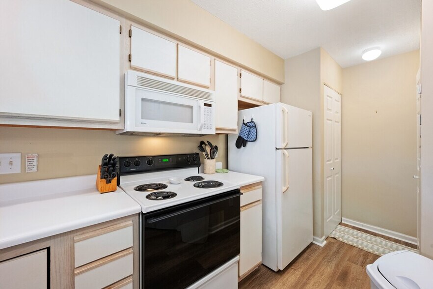 Building Photo - 270 Pinehurst Ln