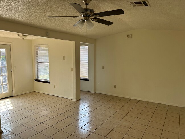 Building Photo - 3 Bed/1 Bath Near Tinker AFB!