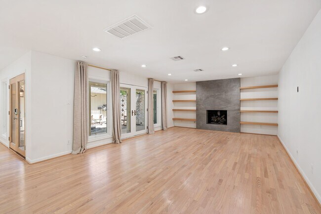 Building Photo - 13703 Queensbury Ln