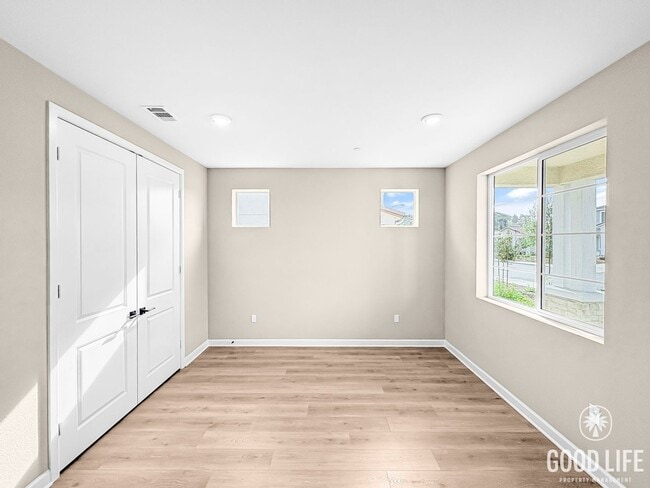 Building Photo - Never-Lived-In Modern 5BR Home with Private Backyard