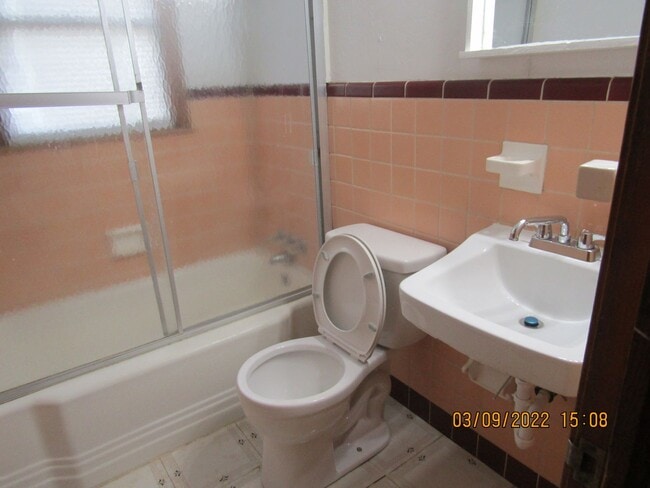 Building Photo - centrally located, pets negotiable with ow...
