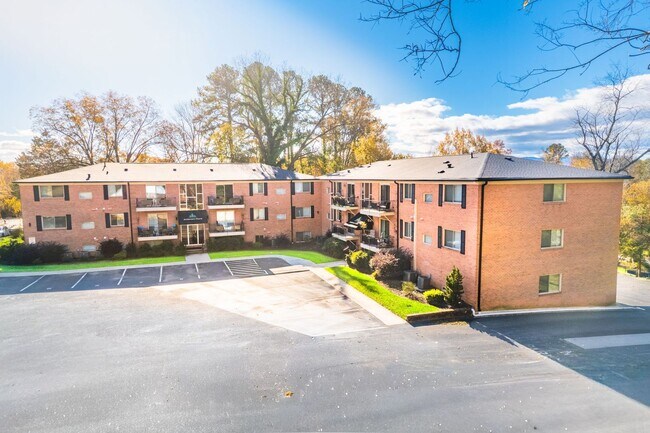 Building Photo - One bedroom one bathroom apartment off of West Union - Downtown Morganton