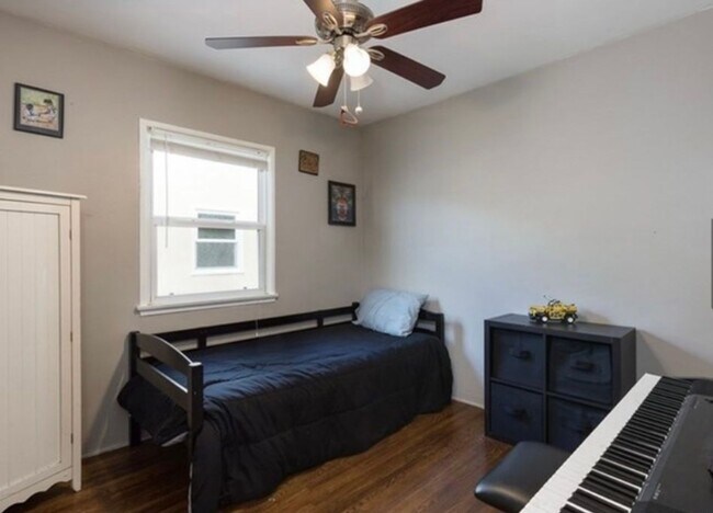 Building Photo - **LAKEWOOD HOME** THREE BEDROOM READY FOR JULY MOVE-IN