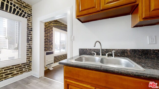 Building Photo - 738 S New Hampshire Ave