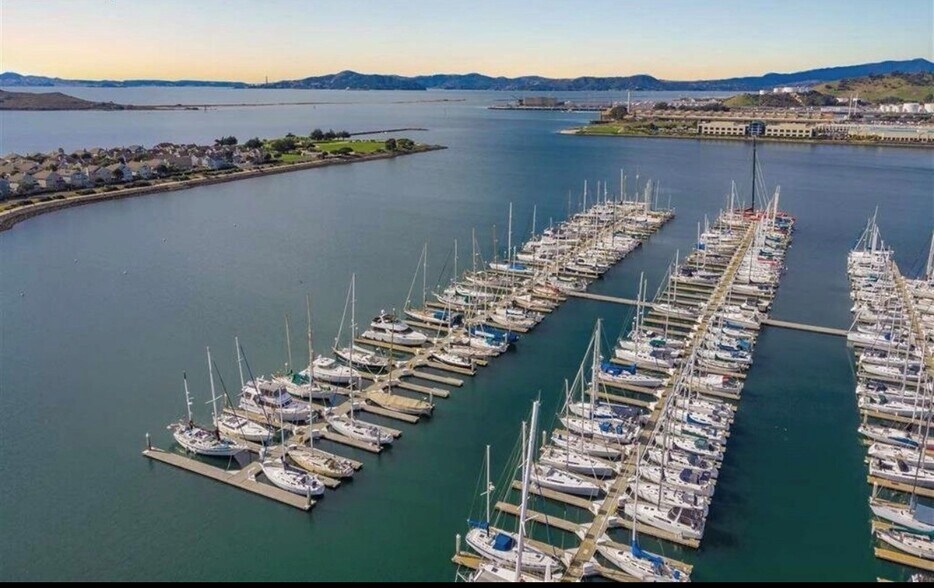 Building Photo - 2110 Northshore Dr