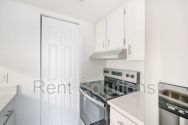 Building Photo - 4928 W Gandy Blvd