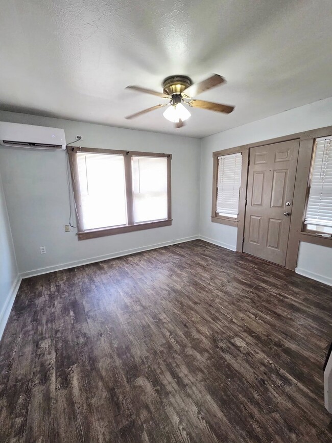 Building Photo - 1001 S Main St