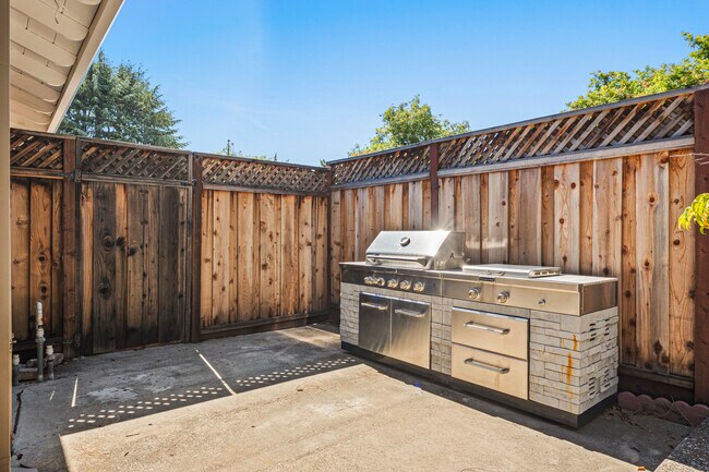 Building Photo - 5525 Amby Dr