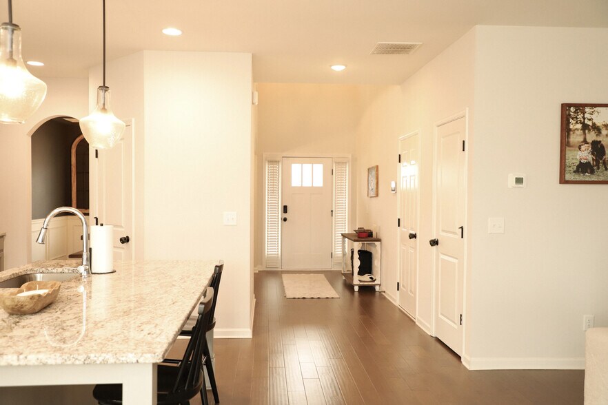 Building Photo - 810 Tiger Trl