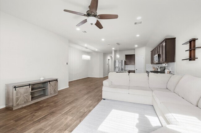 Building Photo - 8207 Amaryllis Ct