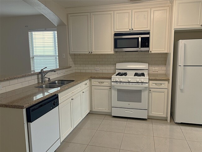 Building Photo - 2019 Pine Croft Dr