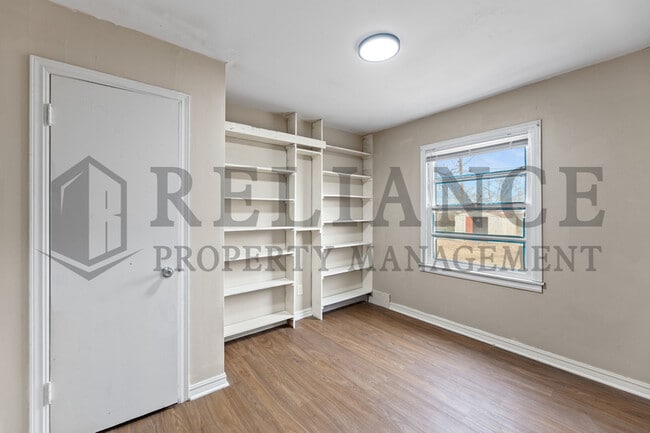 Building Photo - 2908 S Glenn Ave