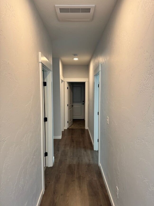 Building Photo - SINGLE LEVEL 3 BEDROOM/ UPGRADES W/ EASY M...