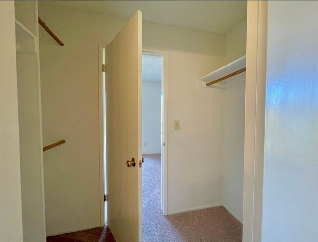 Building Photo - $500 OFF FIRST MONTH RENT!!! AVAILBLE NOW! TOP FLOOR Condo Available in Watergate Community/Emery...