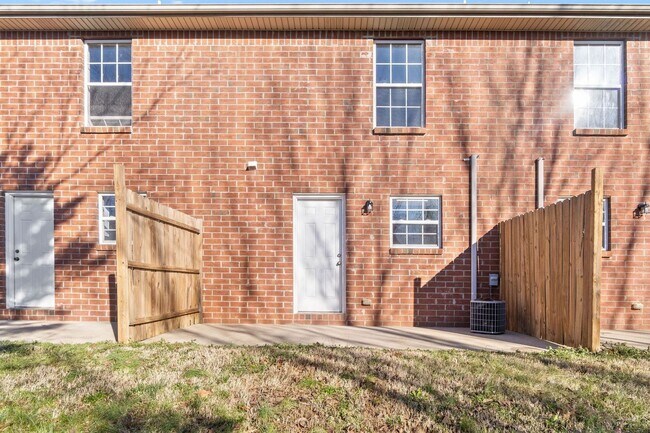 Building Photo - 3847 Jockey Dr