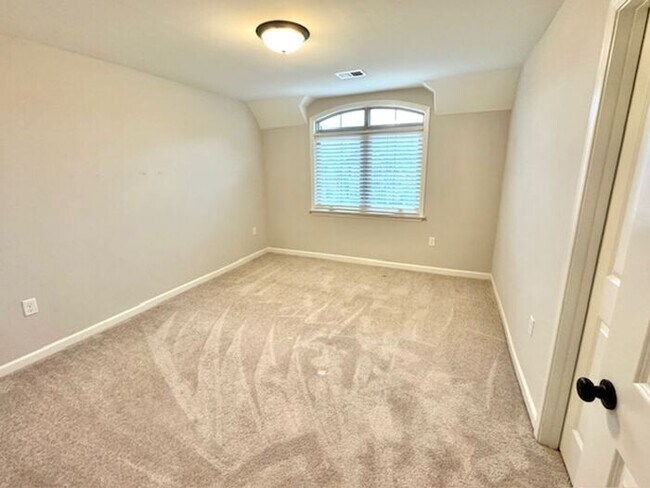 Building Photo - Coming Soon! Available mid-December. Large 5BR 4 bath Executive Home in a great neighborhood!