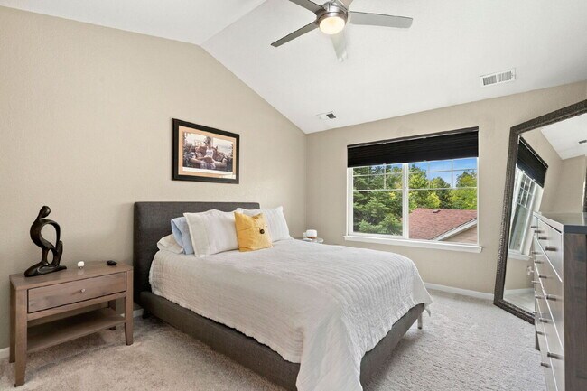 Building Photo - Bright & Spacious 2 Bedroom, 2 Bath Condo
