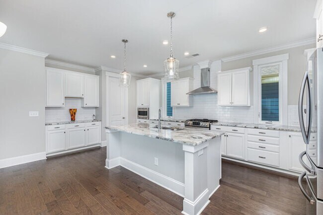 Building Photo - Exclusively Offered by Muse Realty Rentals...
