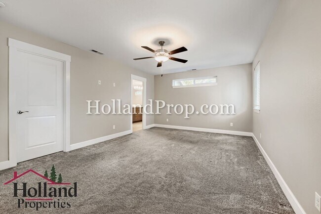 Building Photo - Beautiful 3-Bedroom Home with Fireplace, Modern Kitchen & Private Backyard in Hillsboro