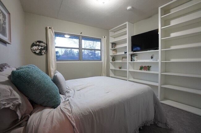 Building Photo - 4 Bedroom 2 Bathroom FULLY FURNISHED Home with Fenced in Backyard and 2 Car Garage-  UTILITIES IN...